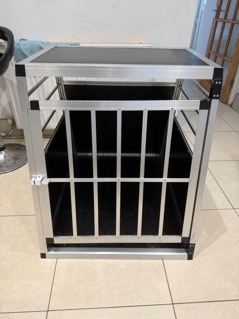 Large, robust dog crate 