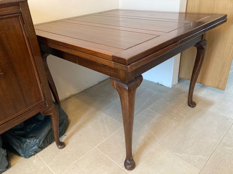 Dining table and 6 chairs 