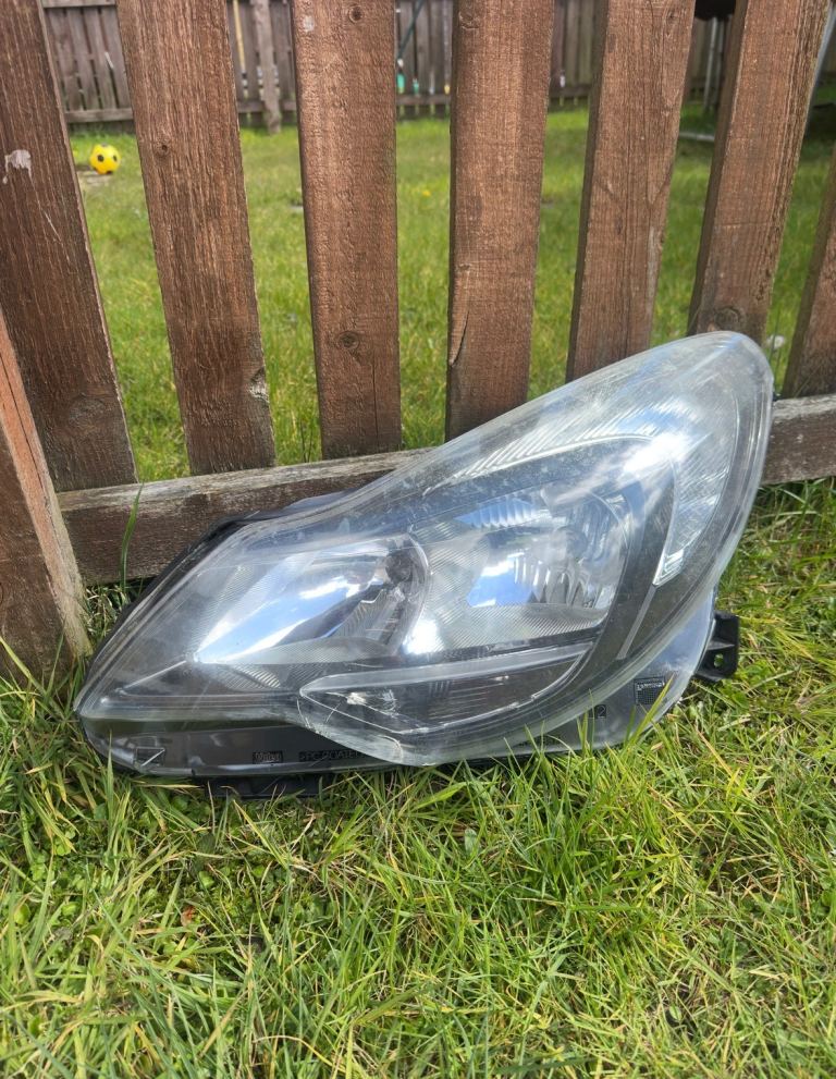 Vauxhall Corsa 2014 left headlight facelift