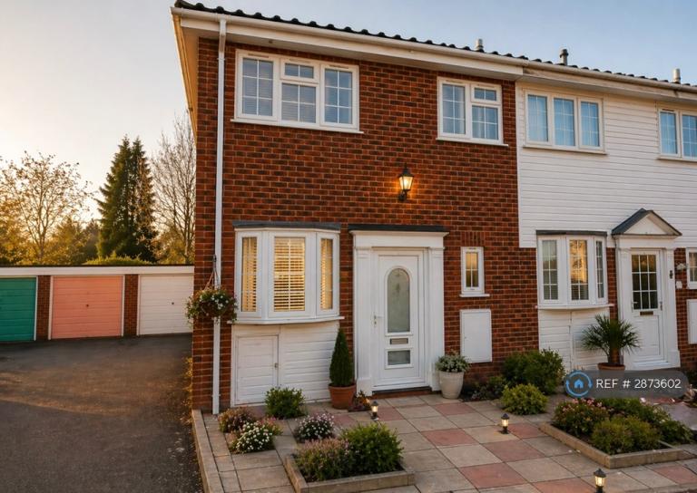 3 bedroom house in Freshwood Way, Wallington, SM6 (3 bed) (#2873602)