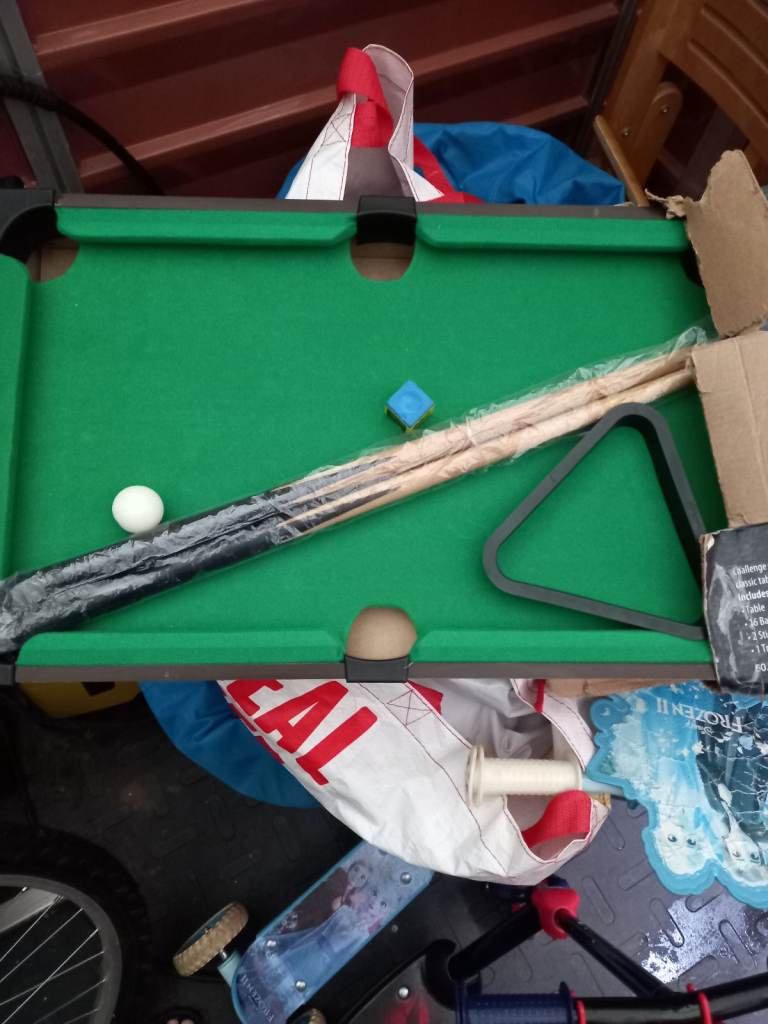 Table top pool table