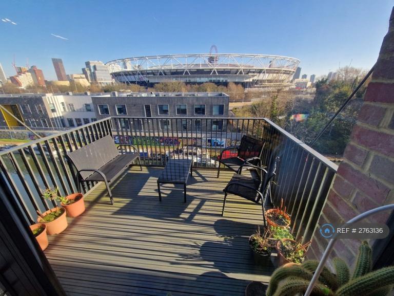 2 bedroom flat in Navigators Walk, London, E3 (2 bed) (#2763136)