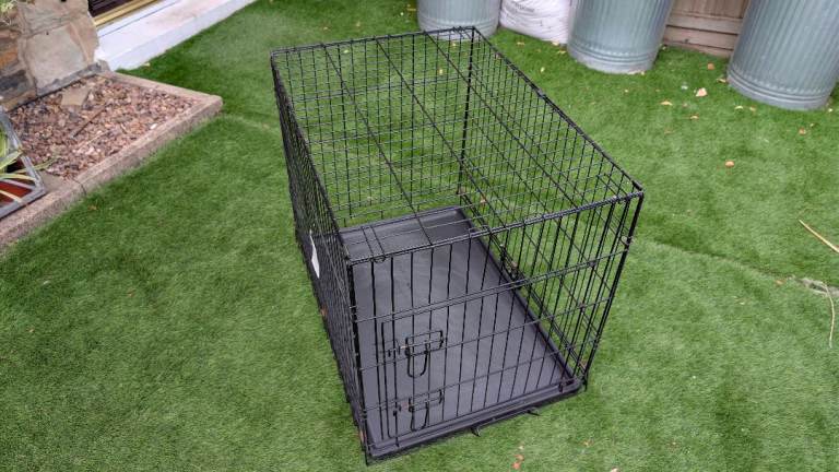 Medium clean, good condition dog cage