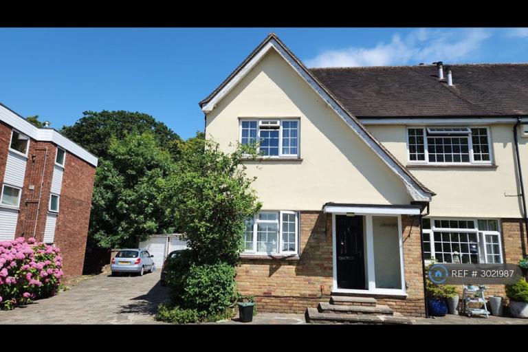 2 bedroom flat in Rayleigh Road, Benfleet, SS7 (2 bed) (#3021987)