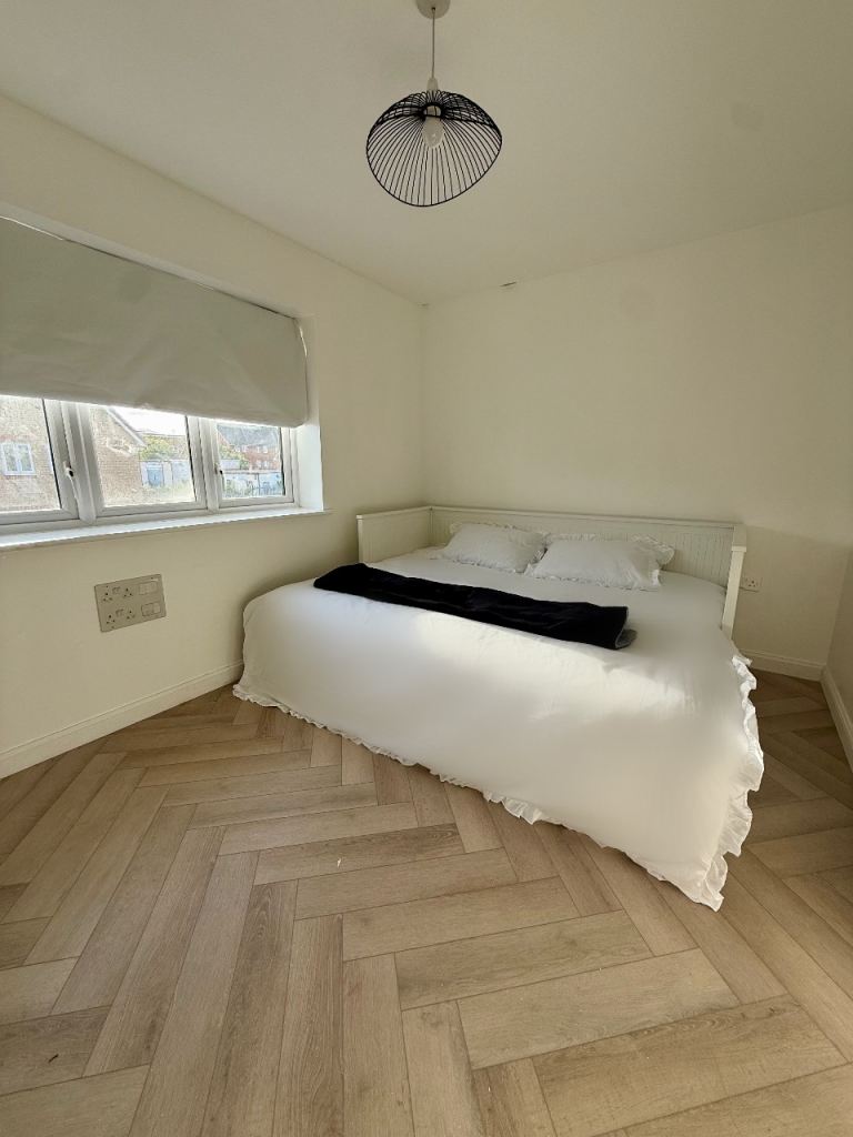 Stunning King Room | Newly Renovated & Bills included | Grays RM20