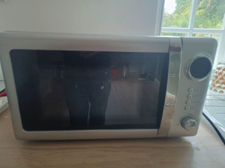 MICROWAVE - GOOD CLEAN CONDITION