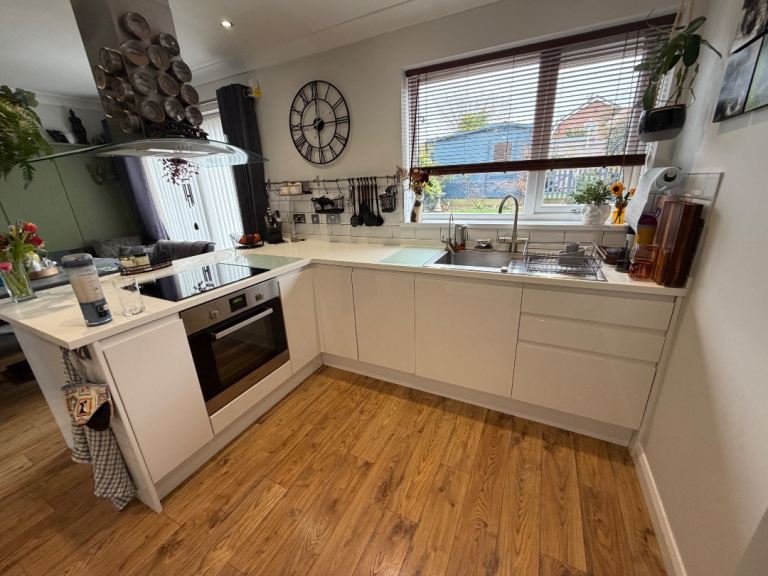 HOWDENS KITCHEN,with gloss handless doors & appliances 