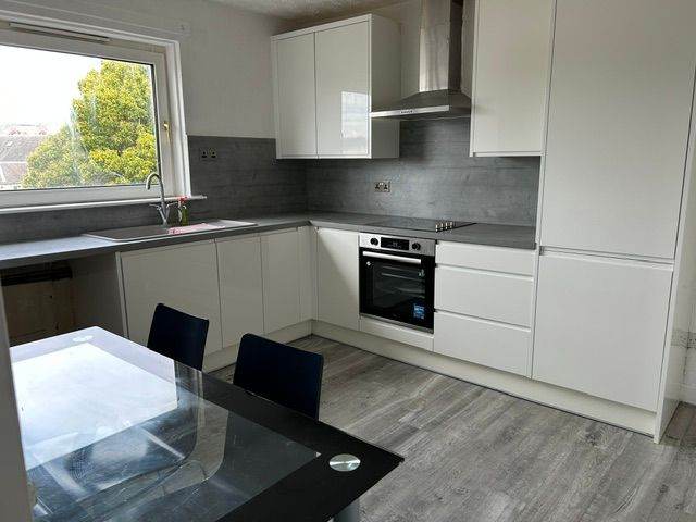 Spacious 2 Bedroom Flat in the heart of Leven 
