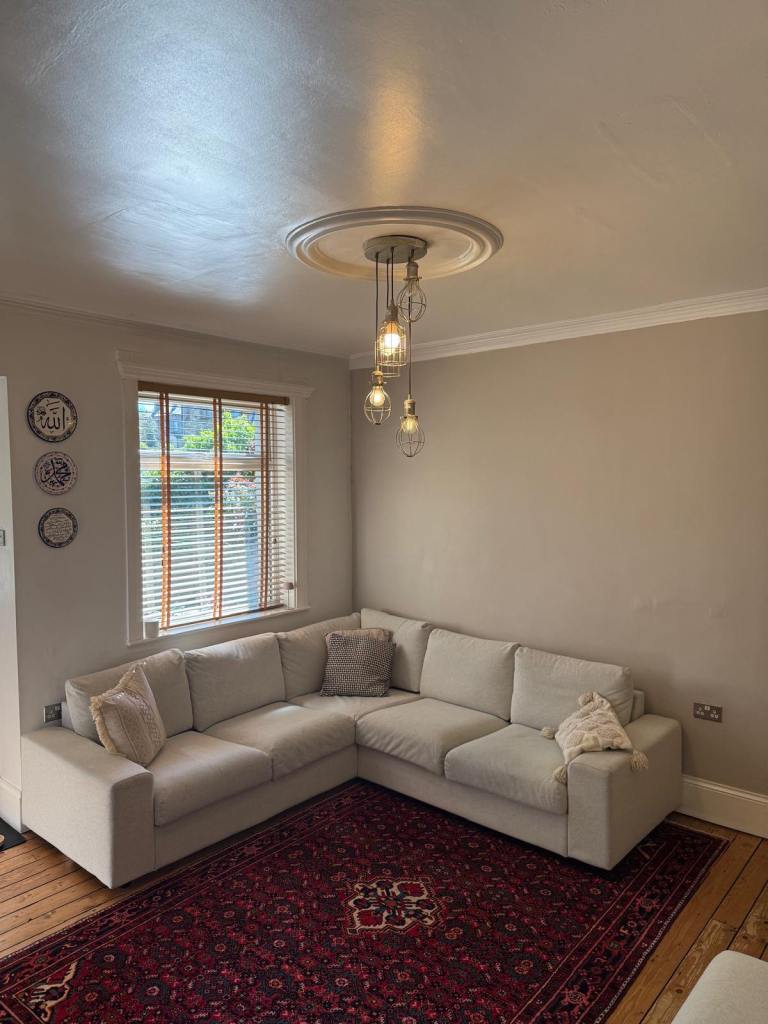 House to let - 4 Bedrooms - 2 living rooms - beautiful home Bradford BD18 