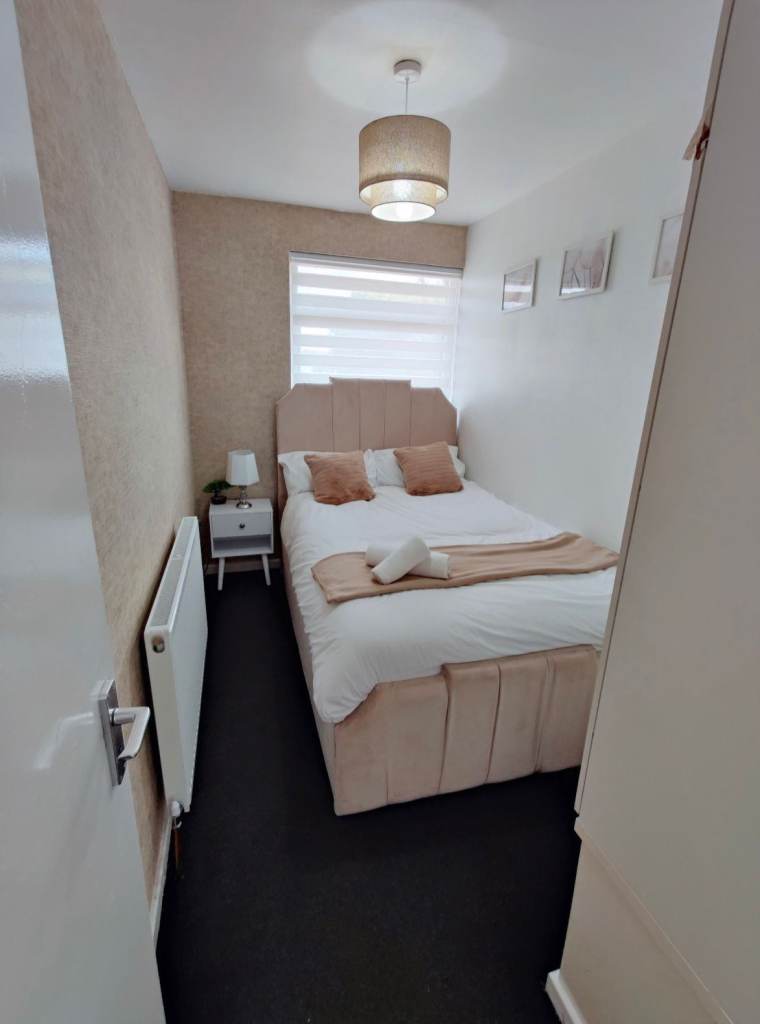 3 bedroom house RUNNING AIRBNB FULLY FURNISHED NEAR BIRMIMGHAM AIRPORT see listing 