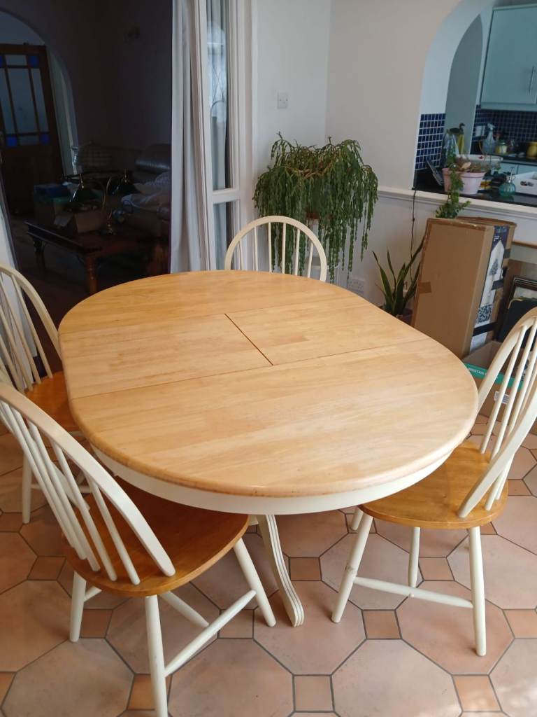 Extendable Wooden Dining Table with 4 Chairs – Good Condition