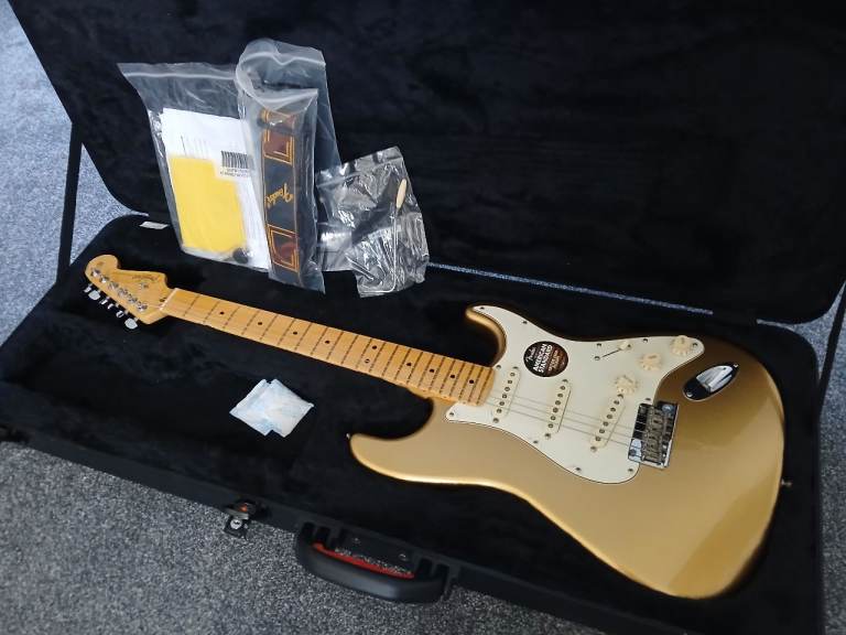 USA FENDER STRATOCASTER FSR 60TH ANNIVERSARY. UNUSED CASE QUEEN 