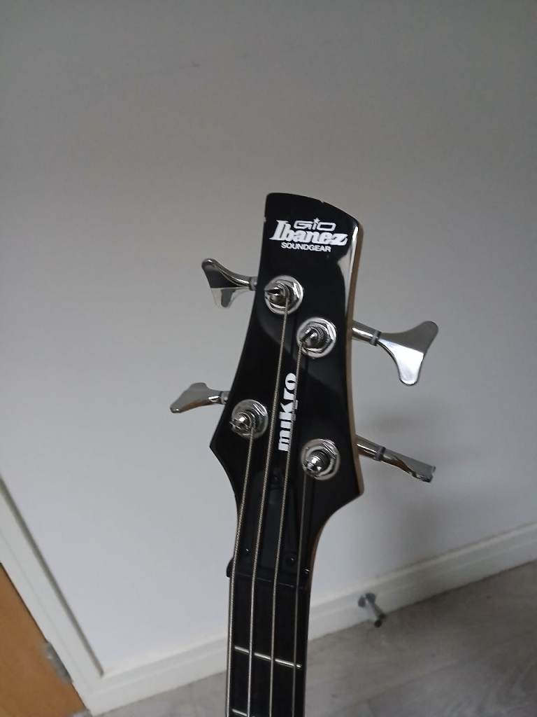 Bass guitar 