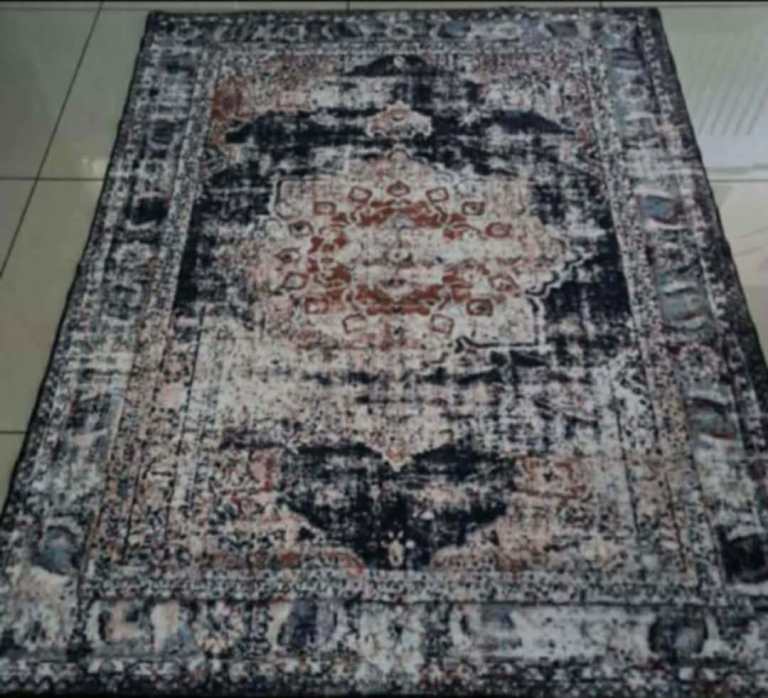 Traditional rug Machine washable  for sale brand new (4ft x 5ft 6 in )