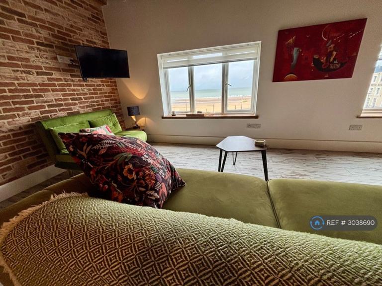 1 bedroom flat in Marine Gardens, Margate, CT9 (1 bed) (#3038690)