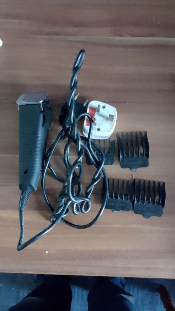 VGR Navigator Hair clipper set includes plug and hair comb guides 