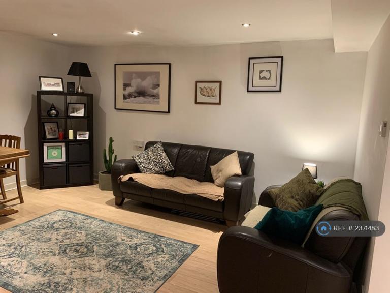 1 bedroom flat in High Street, Dunmow, CM6 (1 bed) (#2371483)