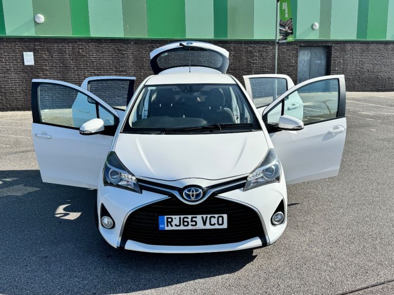 Hybrid Toyota, YARIS, Hatchback, 2015, Other, 1497 (cc), 5 doors