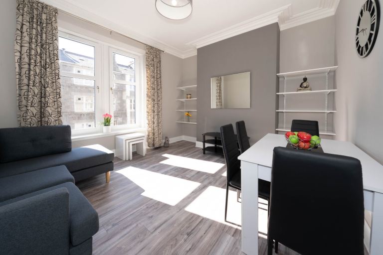 Fully refurbished 2 Bedroom, first floor flat with free parking