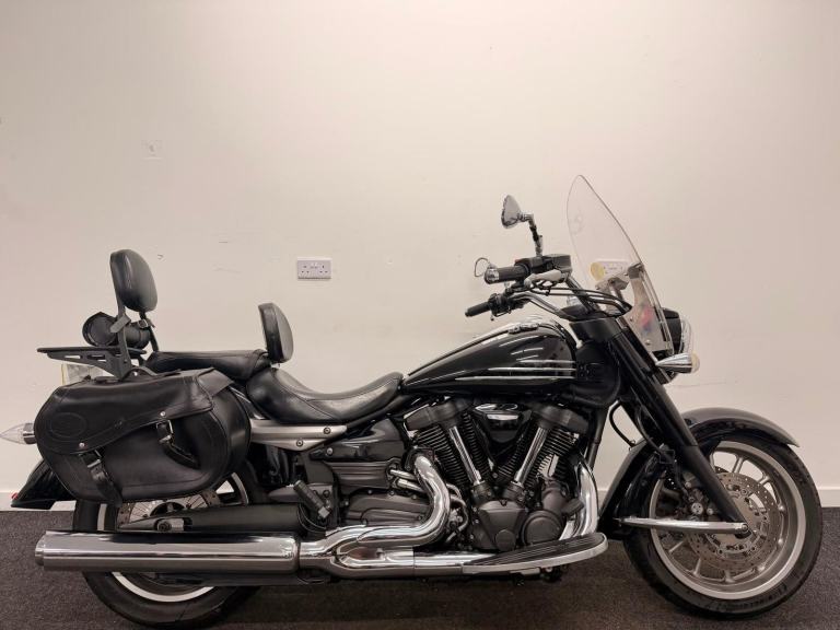 YAMAHA XV1900 MIDNIGHT STAR ** PANNIERS - FORWARD CONTROLS - WARRANTY **