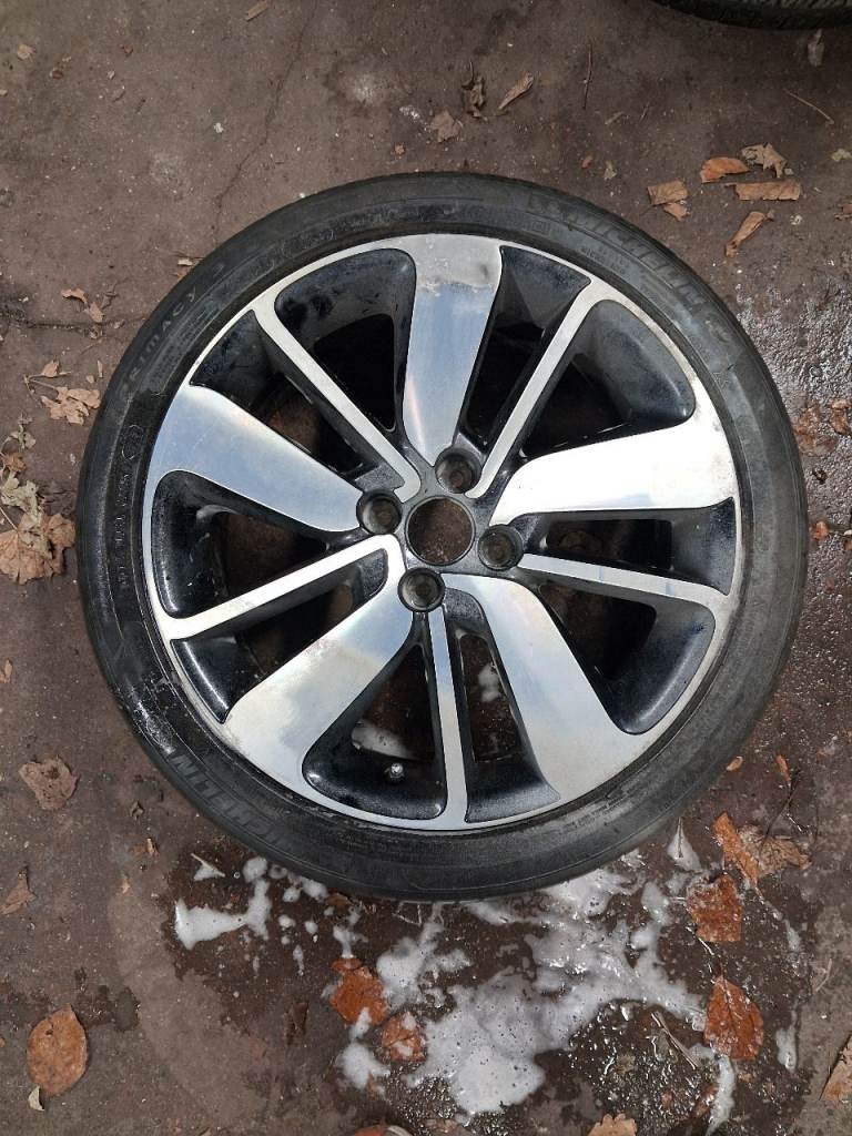Renault clio 2017 alloy wheel and tyre 