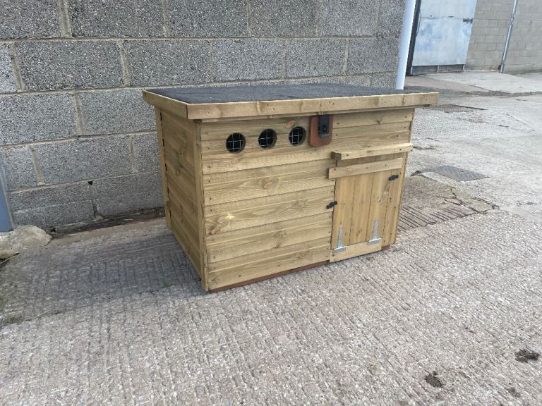 SMALL DUCK HOUSE / chicken coop 