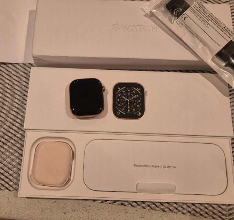 Apple Watch Series 11 46mm Gold Titanium Cellular - 100% Battery health