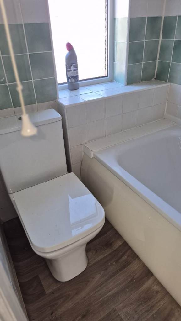 Unfurnished 3 bedroom flat to let