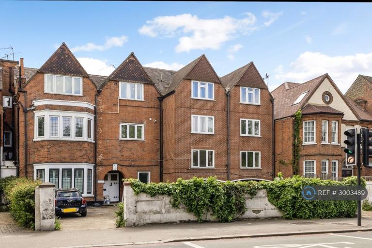 1 bedroom flat in Upper Richmond Road, London, SW15 (1 bed) (#3003489)