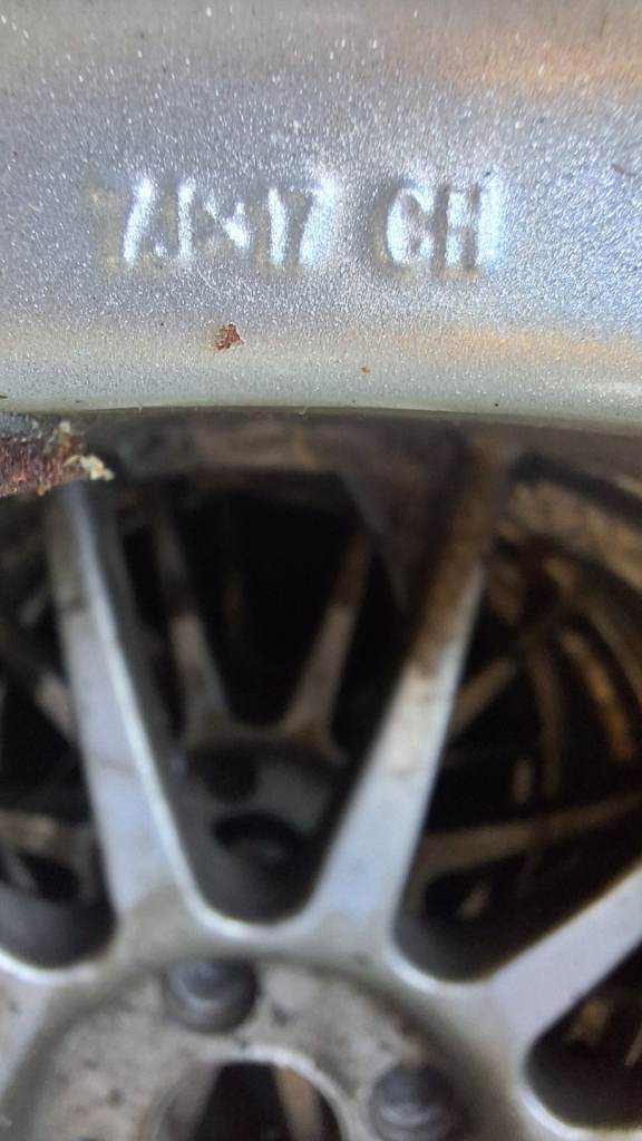 Suzuki alloys with tyres 