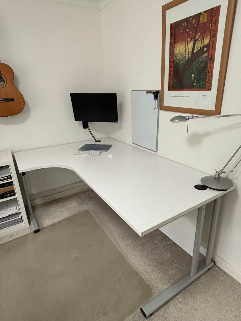 White Corner Office Desk with Metal Legs – Good Condition