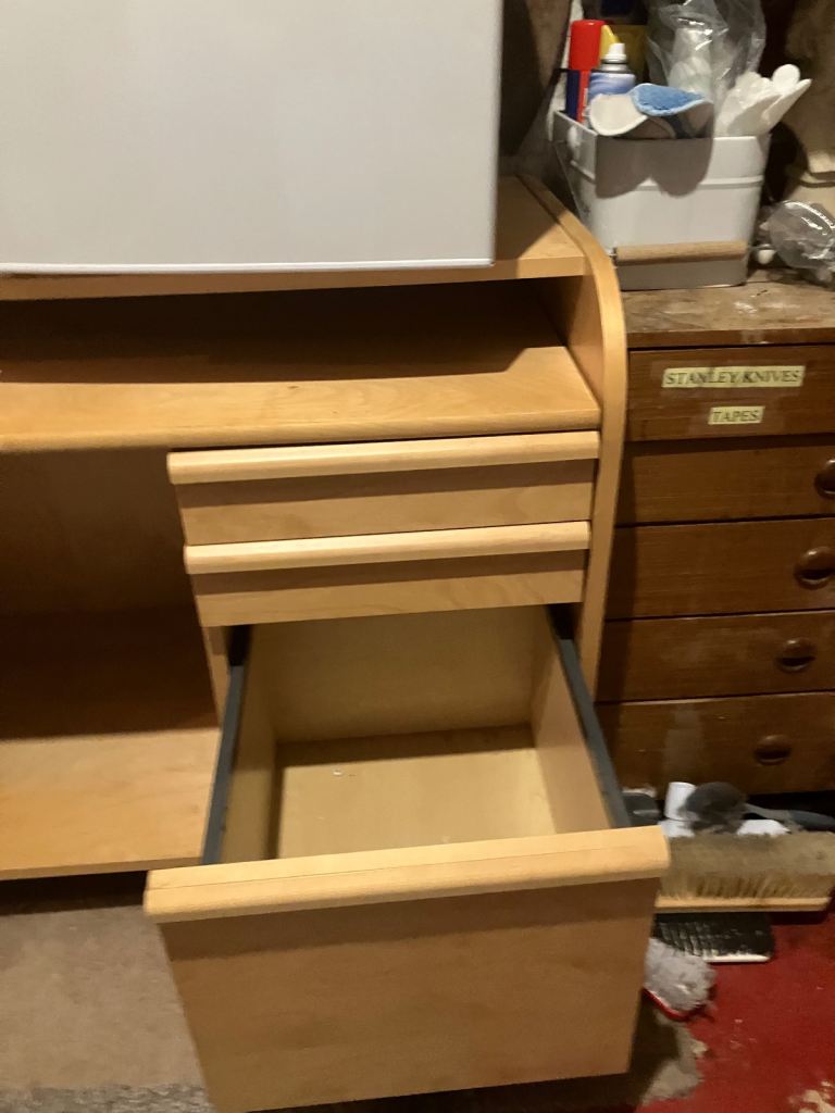 Quality desk on casters 