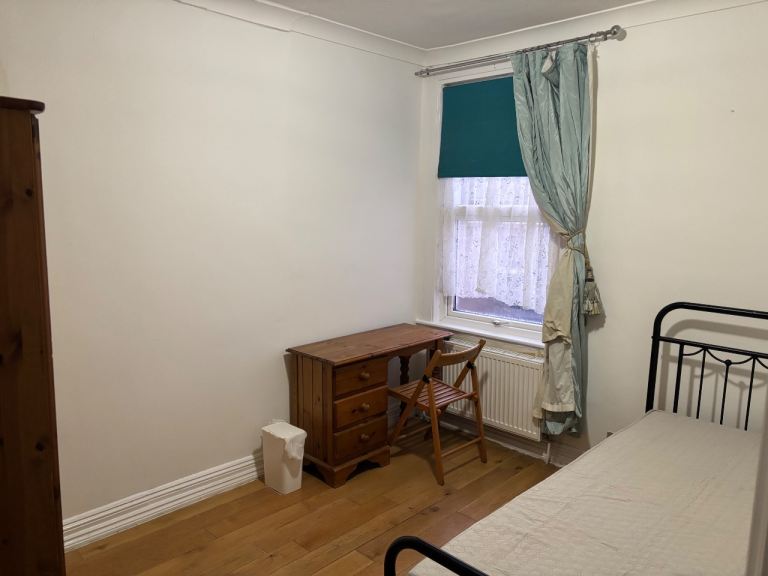 Clean and Bright Double Room for Single People