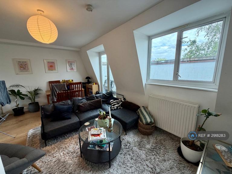 3 bedroom flat in Narford Rd, London, E5 (3 bed) (#2918283)