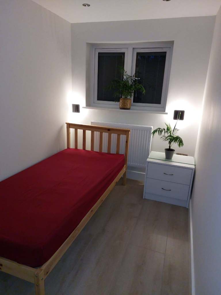 Single Room available for Professional  in sharing Kitchen