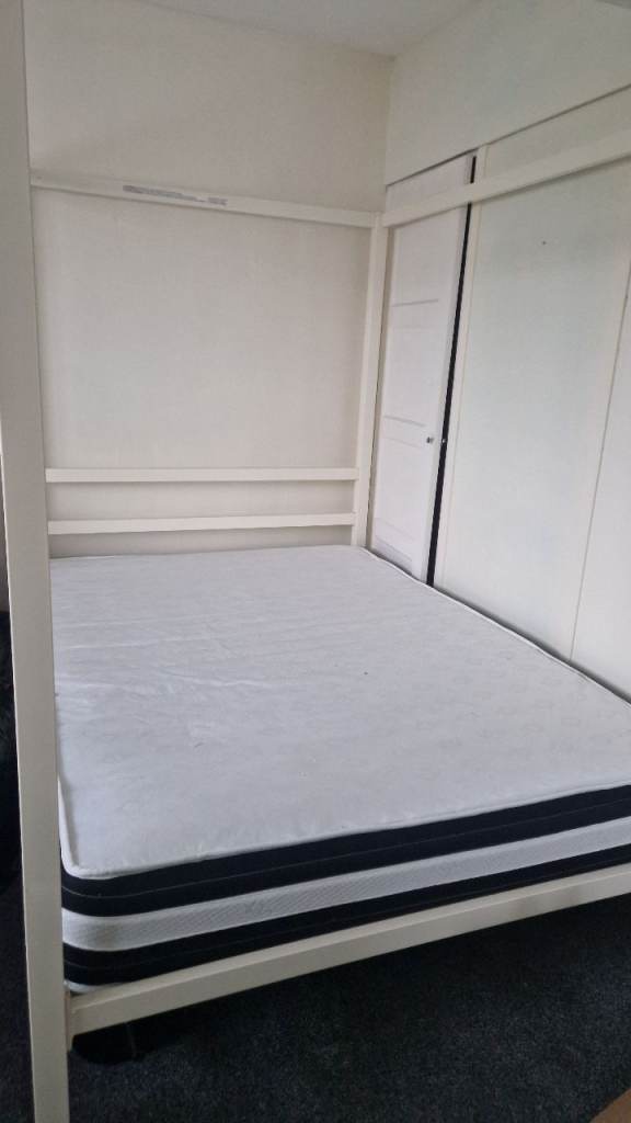 4 poster metal framed bed (mattress not included)