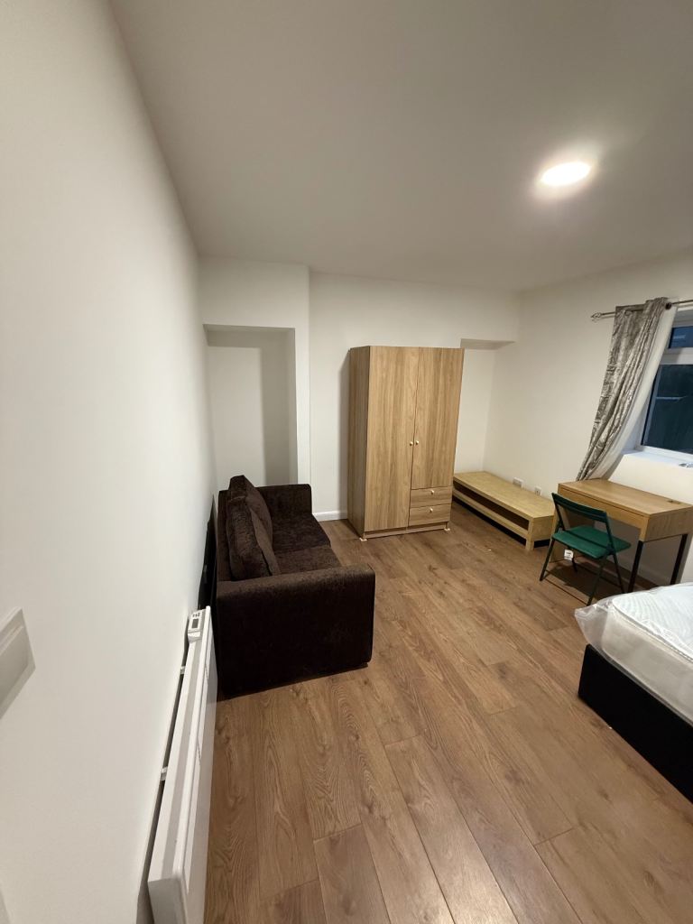 Newly decorated furnished 3 bedroom flat - WIFi included