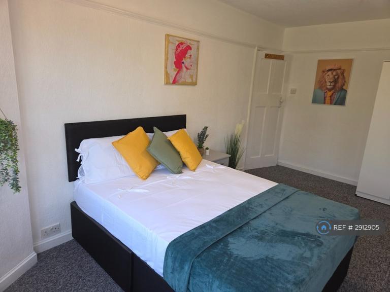 5 bedroom house in Firs Drive, Hounslow, TW5 (5 bed) (#2912905)