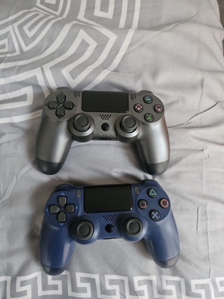 PS4 controller Bundle x 2 good condition 