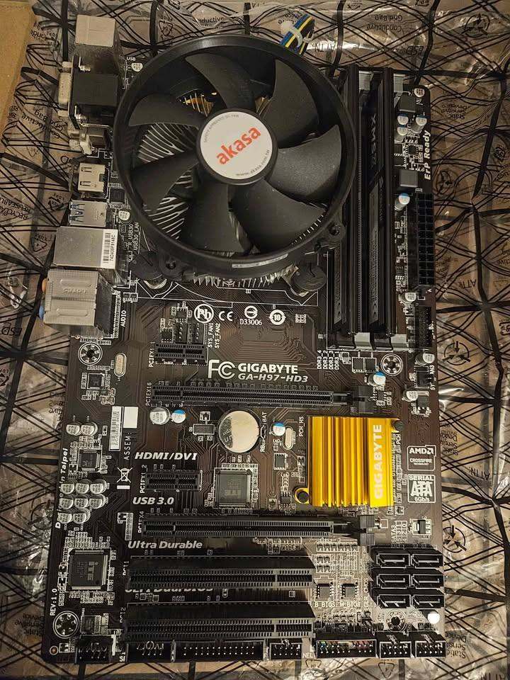 Gigabyte GA-H97-HD3 motherboard 8GB ram intel i5-4690k cpu lga1150