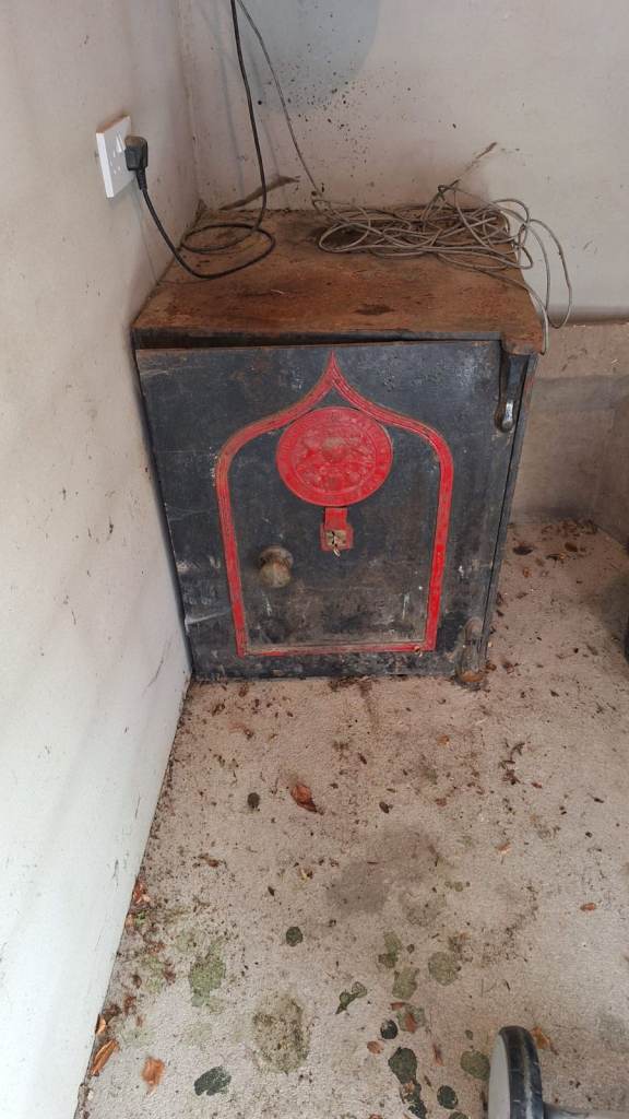 FOC Old Heavy Metal Safe with Red Detail