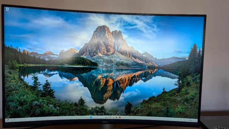 Dell 32 Curved 4K UHD Monitor - S3221QSA (Awesome Monitor) 