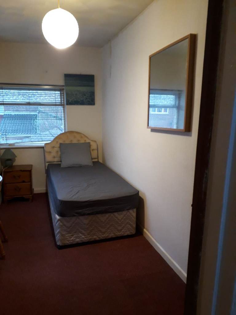 Large single room, walking to town centre