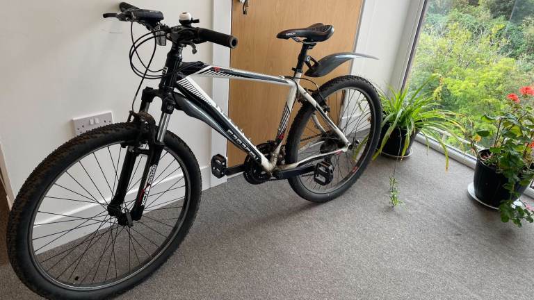 Saracen Mens Mountain Bike, 21 gears Shimano, Front wheel suspension