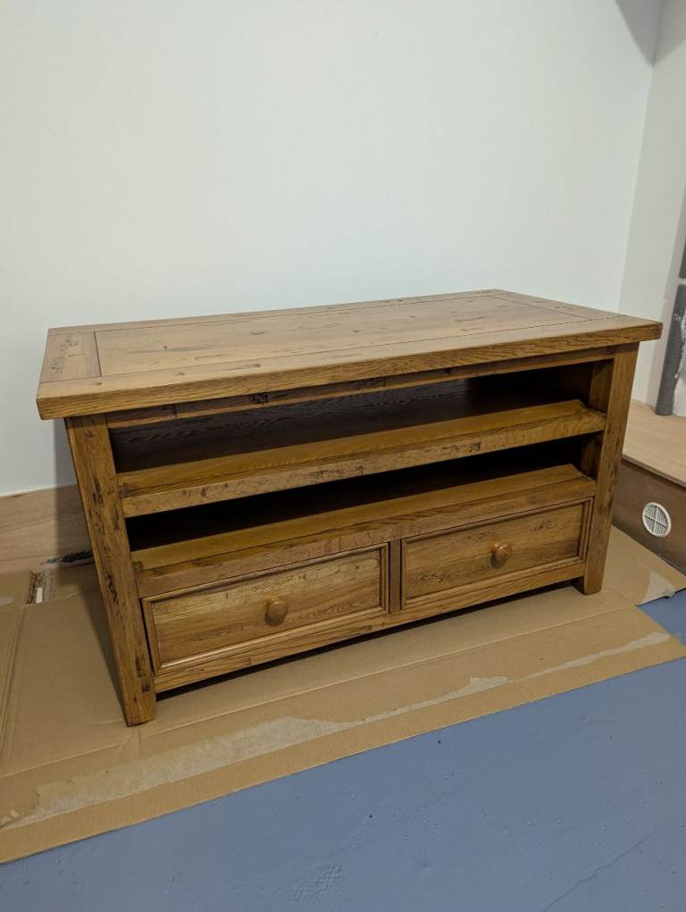 Reduced price - Halo Wentworth solid oak TV table