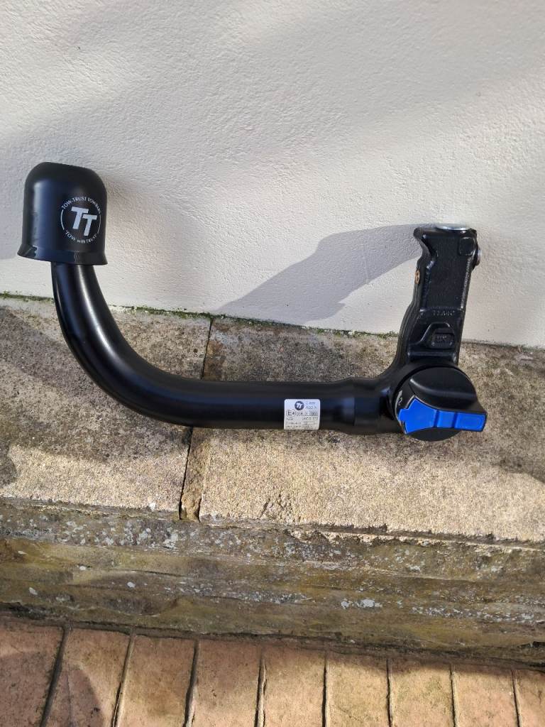 Detachable swan neck tow ball