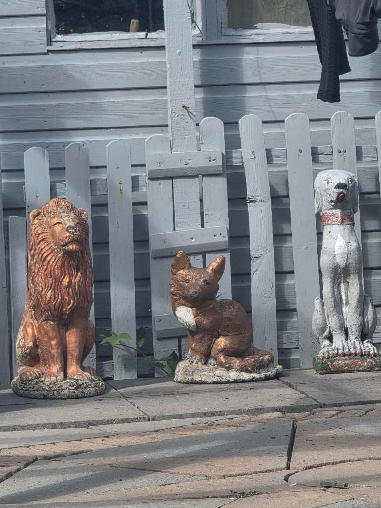4 garden ornaments 