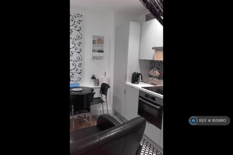 Studio flat in The Causeway, Altrincham, WA14 (#1659910)