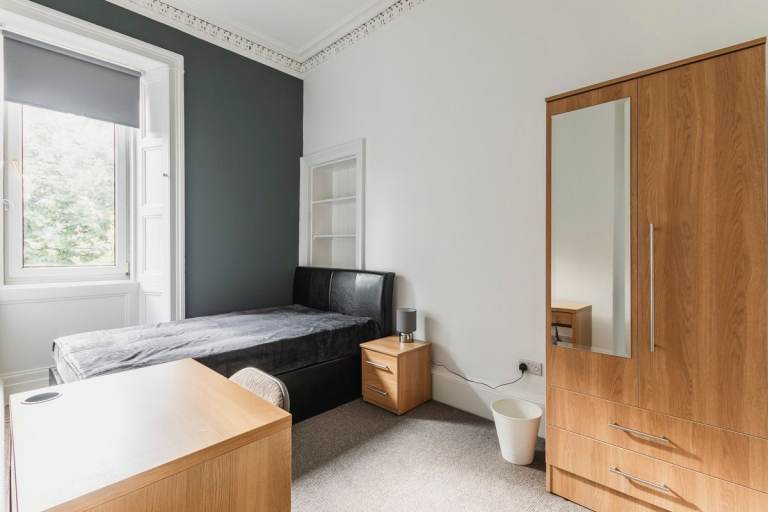 FLAT SHARE: Double bedroom in stylish, 6 bedroom, 2nd floor flat in Newington, bills included