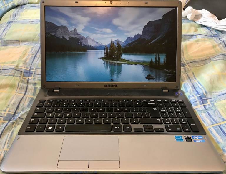 Samsung NP350V5C - 8GB - 2.4GHz i7- Intel HD 4000 - 15.6" - 233GB - Windows 10 - charger